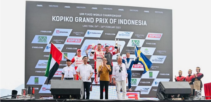 Presiden Jokowi dan Ibu Iriana Saksikan Seri Perdana F1H2O di Danau Toba