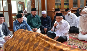 1a Takziah ke Kediaman Kiai Ali Yafie, Wapres K.H. Ma’ruf Amin Kenang Sosok Senior yang Berilmu dan Santun