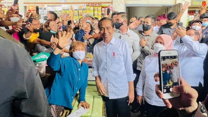 Masyarakat Antusias Sambut Kunjungan Presiden Jokowi dan Ibu Iriana ke Pasar Anyar
