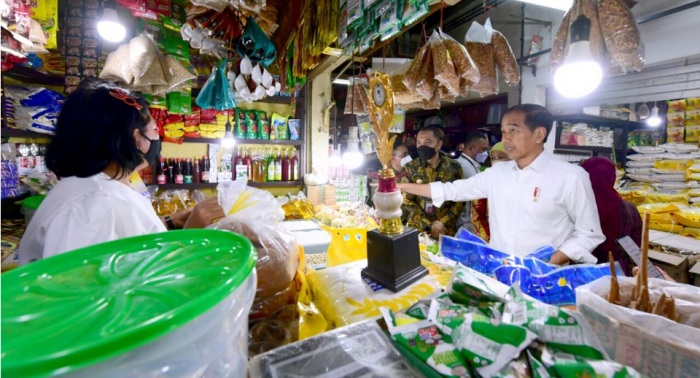 Presiden Jokowi Cek Harga Bahan Pangan di Pasar Wonokromo Kota Surabaya