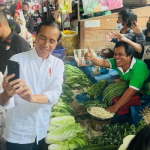 Presiden Jokowi dan Ibu Iriana Cek Harga Bahan Pangan di Pasar Bakti Kota Medan