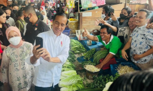Presiden Jokowi dan Ibu Iriana Cek Harga Bahan Pangan di Pasar Bakti Kota Medan