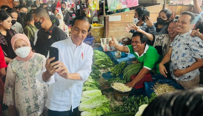 Presiden Jokowi dan Ibu Iriana Cek Harga Bahan Pangan di Pasar Bakti Kota Medan