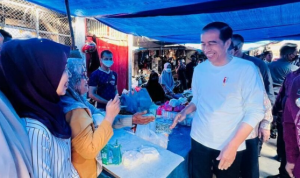 Kunjungi Pasar Batuphat Timur, Presiden Jokowi Cek Harga Komoditas sambil Berbelanja