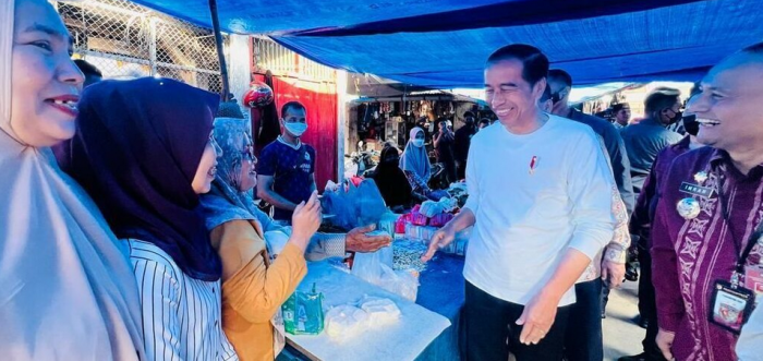 Kunjungi Pasar Batuphat Timur, Presiden Jokowi Cek Harga Komoditas sambil Berbelanja