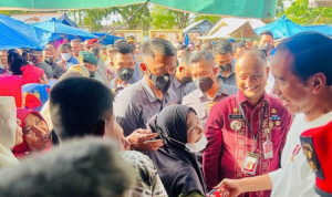 Kunjungi Pasar Batuphat Timur, Presiden Jokowi Sapa Warga hingga Beri Sepeda