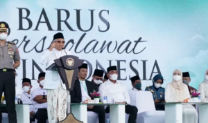 Hadiri “Barus Bersholawat untuk Indonesia”, Wapres K. H. Ma’ruf Amin Tekankan Pentingnya Bersalawat TAPANULI TENGAH– Menjadi agenda utama dalam kunjungan kerjanya di Tapanuli Tengah, Wakil Presiden (Wapres) K. H. Ma’ruf Amin menghadiri acara “Barus Bersholawat untuk Indonesia” yang diselenggarakan oleh Jam’iyah Batak Muslim Indonesia di Lapangan Merdeka Barus, Padang Masiang, Kecamatan Barus, Kabupaten Tapanuli Tengah, Sumatera Utara, Rabu pagi (15/02/2023). Pada kesempatan tersebut Wapres menekankan pentingnya menggaungkan salawat sebagai bentuk penghormatan kepada Nabi Muhammad SAW.“Kita diperintahkan Allah untuk bersalawat. Allah dan malaikatnya bersalawat kepada nabi. Wahai orang beriman, bersalawatlah kalian kepada nabi,” ungkap Wapres. Lebih jauh, Wapres juga menyampaikan ajaran Islam yang mengajarkan toleransi dan kerukunan antarsesama.“Islam itu selalu toleran, kalau tidak toleran itu bukan Islam. Oleh karena itu, kita di Indonesia dianggap sebagai negara paling toleran di dunia,” terang Wapres. Di sisi lain, Wapres meyakini hingga saat ini bangsa Indonesia mampu dan berhasil dalam menjaga kedamaian dalam bingkai toleransi dan kerukunan bangsa.“Kita sampai sekarang berhasil di negeri ini menciptakan Islam yang damai yang menjaga ukhuwah persaudaraan, baik saudara sebagai sesama muslim maupun juga sesama bangsa,” pungkas Wapres. Sebelumnya, Ketua Umum Jam’iyah Batak Muslim Indonesia (JBMI) Arif Rahmansyah Marbun menyampaikan acara “Barus Bersholawat untuk Indonesia” menjadi momentum kejayaan Barus. “Kami secara khusus sebagai putra Barus ingin mengajak saudara-saudara kami masyarakat Kota Barus, mari kita sama-sama bergandeng tangan membangun kembali kejayaan Barus,” ucapnya. Turut hadir pada kesempatan tersebut Gubernur Sumatera Utara Edy Rahmayadi, Mantan Ketua DPR RI Akbar Tanjung yang juga selaku Ketua Dewan Pembina dan Pendiri Yayasan Maju Tapian Nauli, para Anggota Forum Koordinasi Pimpinan Daerah Provinsi Sumatera Utara, dan Pj. Bupati Tapanuli Tengah Elfin Elyas Nainggolan. Sementara Wapres didampingi oleh Kepala Sekretariat Wapres, Ahmad Erani Yustika, Staf Khusus Wapres, Masduki Baidlowi, Robikin Emhas, dan Arif Rahmansyah Marbun, serta Tim Ahli Wapres Farhat Brachma. (DAS/RJP – BPMI Setwapres)