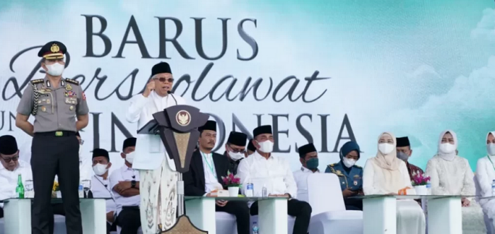 Hadiri “Barus Bersholawat untuk Indonesia”, Wapres K. H. Ma’ruf Amin Tekankan Pentingnya Bersalawat TAPANULI TENGAH– Menjadi agenda utama dalam kunjungan kerjanya di Tapanuli Tengah, Wakil Presiden (Wapres) K. H. Ma’ruf Amin menghadiri acara “Barus Bersholawat untuk Indonesia” yang diselenggarakan oleh Jam’iyah Batak Muslim Indonesia di Lapangan Merdeka Barus, Padang Masiang, Kecamatan Barus, Kabupaten Tapanuli Tengah, Sumatera Utara, Rabu pagi (15/02/2023). Pada kesempatan tersebut Wapres menekankan pentingnya menggaungkan salawat sebagai bentuk penghormatan kepada Nabi Muhammad SAW.“Kita diperintahkan Allah untuk bersalawat. Allah dan malaikatnya bersalawat kepada nabi. Wahai orang beriman, bersalawatlah kalian kepada nabi,” ungkap Wapres. Lebih jauh, Wapres juga menyampaikan ajaran Islam yang mengajarkan toleransi dan kerukunan antarsesama.“Islam itu selalu toleran, kalau tidak toleran itu bukan Islam. Oleh karena itu, kita di Indonesia dianggap sebagai negara paling toleran di dunia,” terang Wapres. Di sisi lain, Wapres meyakini hingga saat ini bangsa Indonesia mampu dan berhasil dalam menjaga kedamaian dalam bingkai toleransi dan kerukunan bangsa.“Kita sampai sekarang berhasil di negeri ini menciptakan Islam yang damai yang menjaga ukhuwah persaudaraan, baik saudara sebagai sesama muslim maupun juga sesama bangsa,” pungkas Wapres. Sebelumnya, Ketua Umum Jam’iyah Batak Muslim Indonesia (JBMI) Arif Rahmansyah Marbun menyampaikan acara “Barus Bersholawat untuk Indonesia” menjadi momentum kejayaan Barus. “Kami secara khusus sebagai putra Barus ingin mengajak saudara-saudara kami masyarakat Kota Barus, mari kita sama-sama bergandeng tangan membangun kembali kejayaan Barus,” ucapnya. Turut hadir pada kesempatan tersebut Gubernur Sumatera Utara Edy Rahmayadi, Mantan Ketua DPR RI Akbar Tanjung yang juga selaku Ketua Dewan Pembina dan Pendiri Yayasan Maju Tapian Nauli, para Anggota Forum Koordinasi Pimpinan Daerah Provinsi Sumatera Utara, dan Pj. Bupati Tapanuli Tengah Elfin Elyas Nainggolan. Sementara Wapres didampingi oleh Kepala Sekretariat Wapres, Ahmad Erani Yustika, Staf Khusus Wapres, Masduki Baidlowi, Robikin Emhas, dan Arif Rahmansyah Marbun, serta Tim Ahli Wapres Farhat Brachma. (DAS/RJP – BPMI Setwapres)