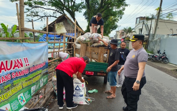 Gotong Royong Bersama Warga Bersihkan Tumpukan Sampah, Kapolsek Cihideung Pimpin Kegiatan Tasik Resik