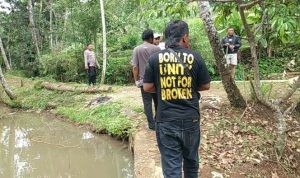 Bersama Warga, Kapolsek Jamanis dan Satreskrim Polres Tasikmalaya Kota Melakukan Pengejaran Pelaku Pembunuhan.