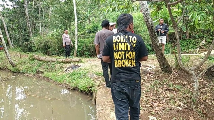 Bersama Warga, Kapolsek Jamanis dan Satreskrim Polres Tasikmalaya Kota Melakukan Pengejaran Pelaku Pembunuhan.