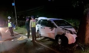 Personel Polsek Rajapolah Evakuasi Penumpang Xenia Tabrak Pohon, Diduga Karena Sopir Mengantuk