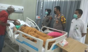 Kunjungi Anggotanya Yang Sakit, Kapolres Tasikmalaya Kota Berikan Semangat dan Motivasi