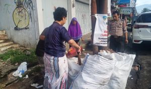 Kegiatan Tasik Resik Bhabinkamtibmas Kelurahan Nagarawangi Gotong Royong Bersama Warga Bersihkan Sampah di TPS Ilegal