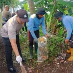 Bersihkan TPS Ilegal di Jalan Sewaka, Bhabinkamtibmas Kelurahan Sambongjaya Bersama Satgas Tasik Rssik