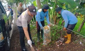 Bersihkan TPS Ilegal di Jalan Sewaka, Bhabinkamtibmas Kelurahan Sambongjaya Bersama Satgas Tasik Rssik