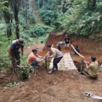 Sinergitas TNI-Polri dan Warga, Gotong Royong Bangun Jembatan Curug Badak