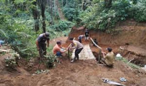 Sinergitas TNI-Polri dan Warga, Gotong Royong Bangun Jembatan Curug Badak