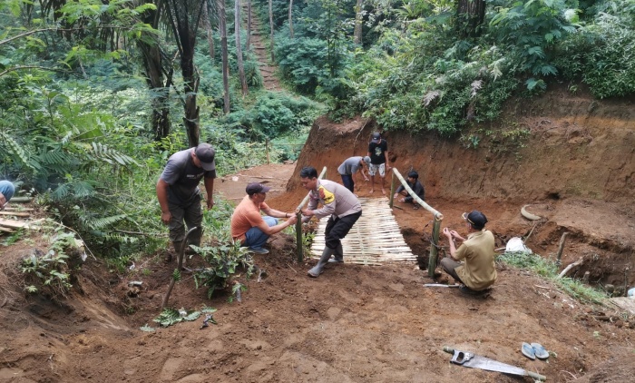 Sinergitas TNI-Polri dan Warga, Gotong Royong Bangun Jembatan Curug Badak