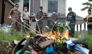 Pa Kum Satgas Pamtas Yonif 645/Gardatama Yudha Menjadi Saksi Pemusnahan Media Pembawa HPHK & OPTK