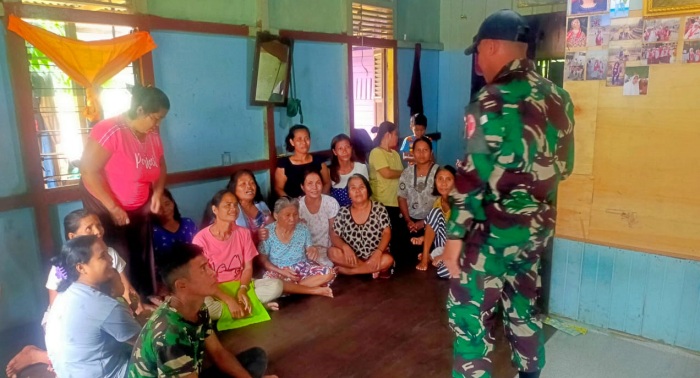 Satgas Pamtas Yonif 645/GTY Keliling Kampung Berikan Sosialisasi dan Layanan Kesehatan