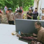 Respon Laporan Warga, Bhabinkamtibmas Desa Gunungtanjung, Antarkan Kakek Yang Kesasar Diduga Karena Sudah Pikun