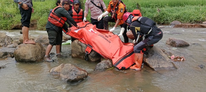 Penemuan Korban H. Maman Hermana Yang Terseret Arus Sungai di Desa Cibeureum