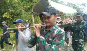 Implementasikan Perintah Harian KASAD, Prajurit Satgas Pamtas Yonif 645/Gty Bantu Evakuasi Warga Perbatasan yang Sakit