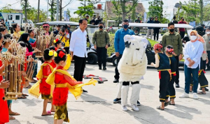 Tiba di Kolam Retensi Andir, Presiden Jokowi Disuguhi Kesenian Dodombaan