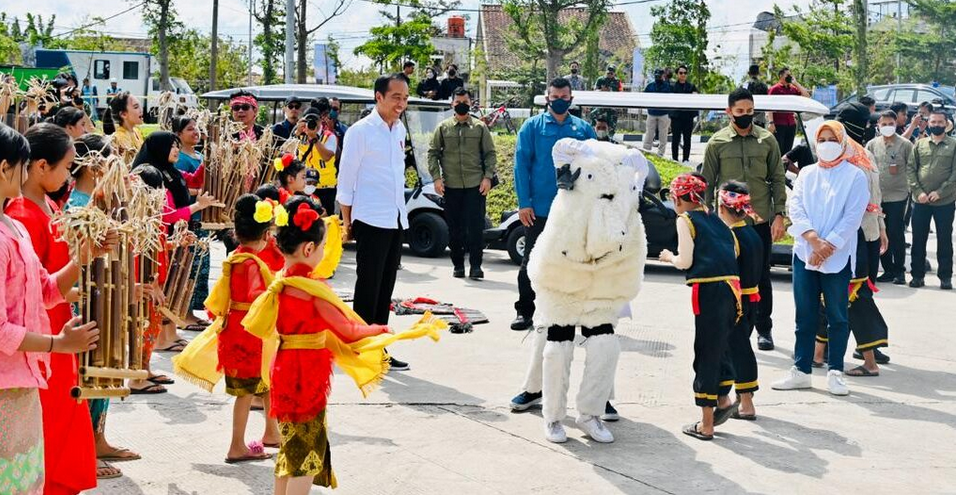 Tiba di Kolam Retensi Andir, Presiden Jokowi Disuguhi Kesenian Dodombaan