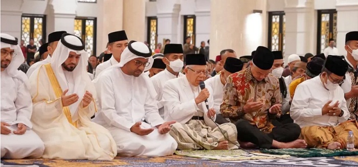 Awali Penggunaannya untuk Umum, Wapres K.H. Ma’ruf Amin Salat Subuh Berjamaah di Masjid Raya Syekh Zayed Solo