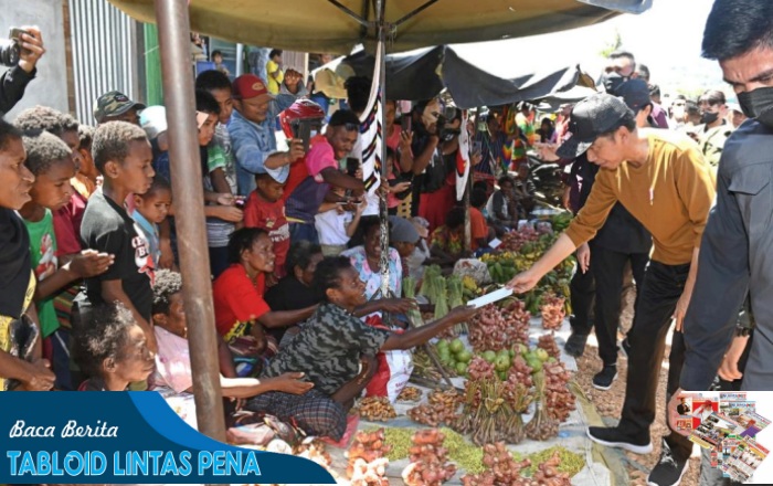 Kunjungi Pasar Youtefa Lama, Presiden Jokowi Sapa Pedagang dan Bagikan Bansos