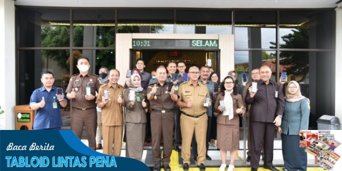 Bupati Kuningan Meninjau Secara Langsung Proses Aktivasi KTP Digital