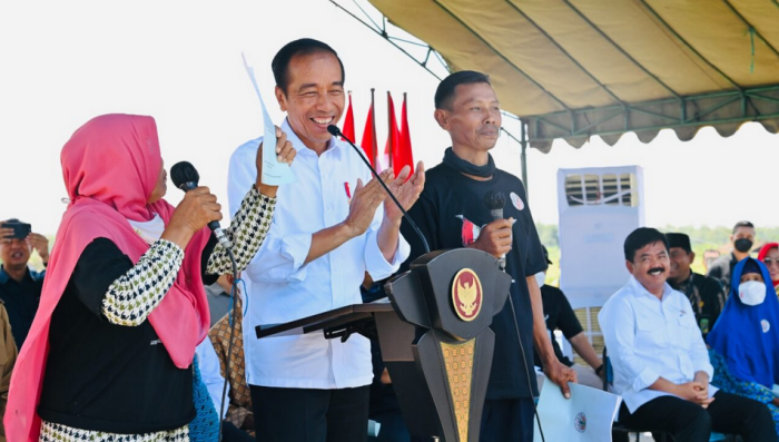 Presiden Jokowi Serahkan Sertifikat Tanah untuk Masyarakat di Kabupaten Blora