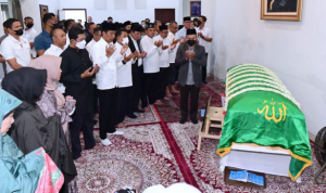 1a Presiden Jokowi Takziah ke Rumah Duka Almarhumah Koesni Harningsih