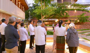 Presiden Jokowi Tinjau Kesiapan Sejumlah Tempat KTT ASEAN di Labuan Bajo MANGGARAI BARAT---Presiden Joko Widodo meninjau kesiapan sejumlah tempat yang rencananya akan dipergunakan dalam Konferensi Tingkat Tinggi (KTT) ASEAN ke-42 di Kabupaten Manggarai Barat, Provinsi Nusa Tenggara Timur (NTT), pada Selasa, 14 Maret 2023. Dalam keterangannya usai peninjauan, Presiden menyampaikan bahwa sejumlah tempat sudah siap digunakan. “Iya ini kita ingin memastikan persiapan untuk ASEAN Summit di bulan Mei. Saya melihat beberapa venue sudah siap semuanya, tinggal sentuhan sedikit-sedikit,” kata Presiden kepada awak media. Presiden melanjutkan, sejumlah tempat yang akan digunakan di Labuan Bajo bagus dan indah. Untuk itu, Presiden mendorong agar kegiatan KTT ASEAN juga dimanfaatkan sebagai ajang promosi Labuan Bajo sebagai salah satu destinasi super prioritas pariwisata Indonesia. “Yang paling penting ini nanti juga kita ingin mempromosikan juga Labuan Bajo sebagai destinasi super prioritas. Di Golo Mori ini bagus, kita lihat di yang Labuan Bajo juga bagus. Saya kira semuanya di tengok kanan, tengok kiri semuanya bagus dan indah,” tambahnya. Pada kesempatan tersebut, Kepala Negara juga memastikan bahwa seluruh pemimpin negara ASEAN akan hadir ke Labuan Bajo pada bulan mendatang. “Ya semua anggota ASEAN hadir,” ujarnya. Turut mendampingi Presiden dalam peninjauan tersebut yaitu Menteri PUPR Basuki Hadimuljono, Sekretaris Kabinet Pramono Anung, dan Gubernur NTT Viktor Laiskodat.(BPMI Setpres)