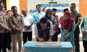 333899508_727636578914766_8811157342650341073_n WAKIL BUPATI TASIKMALAYA HADIRI RAKORNAS PEMDA DAN FORUM KERUKUNAN UMAT BERAGAMA Dishubkominfo, KOTA TANGERANG - Mewakili Bupati Tasikmalaya Ade Sugianto, Wakil Bupati H. Cecep Nurul Yakin didampingi Kepala Bakesbangpol Kabupaten Tasikmalaya Asep Gunadi, A.Md., S.Sos. menghadiri Rapat Koordinasi Nasional Pemerintah Daerah dan Forum Kerukunan Umat Beragama yang bertajuk "Sinergi Memantapkan Kerukunan Umat Beragama dalam Mewujudkan Pemilu yang Aman, Damai, dan Harmoni", berlangsung di Novotel Kota Tangerang, Selasa (28/02/2023). Acara ini dibuka oleh Sekjen Kemendagri Dr. H. Suhajar Diantoro, M.Si yang mengingatkan betapa krusialnya keberadaan Forum Kerukunan Umat Beragama untuk bangsa dan negara."Forum ini memberikan kenyamanan dan keamanan bagi kita semua dalam bernegara dan beragama," ungkapnya Pada kesempatan ini, Wakil Bupati H.Cecep NY menuturkan pentingnya bagi kita semua untuk dapat saling menghargai dan menghormati kepada sesama apapun latar belakangnya. "Kita semua patut menyadari dalam kehidupan bermasyarakat harus selalu mengedepankan rasa saling menghargai dan menghormati demi menjaga kesatuan dan persatuan," tuturnya. Acara ini dibagi atas dua panel, pada panel pertama menghadirkan Deputi Bidang Kesatuan Bangsa Kemenko Polhukam Dr. Janedri M. Gaffar, Kasubdit I Kamneg Baintelkam Polri Kombes Surisman, S.Ik., M.H., Kapus Pembinaan Mental TNI Laksma TNI Drs. Ian Heriyawan, Jaksa Agung Muda Intelijen Dr. H. Amir Yanto, S.H., M.M., M.H., serta Deputi II Bidang Intelijen Dalam Negeri BIN Mayjen TNI Edmil Nurjamil, S.E., M.M. Sementara pada panel kedua menghadirkan perwakilan Kemenag RI, Bawaslu, KPU, dan BIN. Acara ini dihadiri oleh bupati/walikota seluruh Indonesia, Bakesbangpol Kabupaten/Kota dan Provinsi seluruh Indonesia.