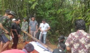 Wujud Empati dan Peduli, Satgas Pamtas Yonif 645/Gardatama Yudha Bantu Prosesi Pemakaman Warga Perbatasan