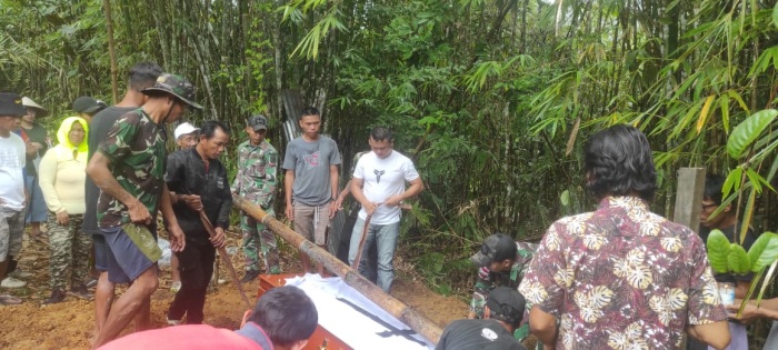 Wujud Empati dan Peduli, Satgas Pamtas Yonif 645/Gardatama Yudha Bantu Prosesi Pemakaman Warga Perbatasan