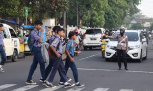 Kegiatan Strong Point Pagi Secara Masif, Personel Polres Tasikmalaya Kota Melakukan Penjagaan dan Pengaturan Lalu Lintas