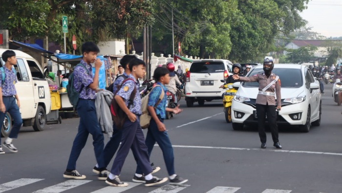 Kegiatan Strong Point Pagi Secara Masif, Personel Polres Tasikmalaya Kota Melakukan Penjagaan dan Pengaturan Lalu Lintas