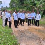 Jalan Rusak Muara Sungkai Digenangi Air Wabup Ardian Langsung Meninjau Lokasi