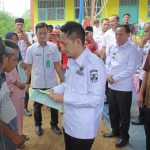 Pembagian SHM Yang Langsung Diserahkan Wabup Lampung Utara Ardian Secara Simbolis Untuk Dua Kecamatan