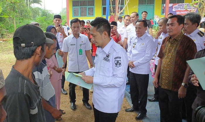 Pembagian SHM Yang Langsung Diserahkan Wabup Lampung Utara Ardian Secara Simbolis Untuk Dua Kecamatan