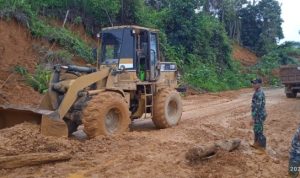 Peduli Wilayah Binaan, Prajurit Satgas Pamtas Yonif 645/GTY Kerja Bhakti Bersihkan Jalan Pasca Longsor