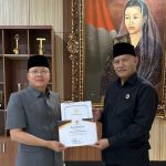 Master Dang Iwan Kaur Menerima Penghargaan dari Gubernur Bengkulu