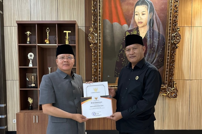 Master Dang Iwan Kaur Menerima Penghargaan dari Gubernur Bengkulu