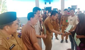 Wakil Bupati Lampung Utara Ardian Saputra Serahkan Sertifikat Progam PTSL di Dua Kecamatan Secara Simbolis