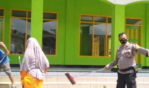 Bersama Pengurus dan Warga, Bhabinkamtibmas Desa Karangmulya Bersihkan Masjid Al Manar