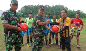 TNI Serahkan Bantuan Bola Kepada SSB Gelora Wonopringgo Kab.Pekalongan